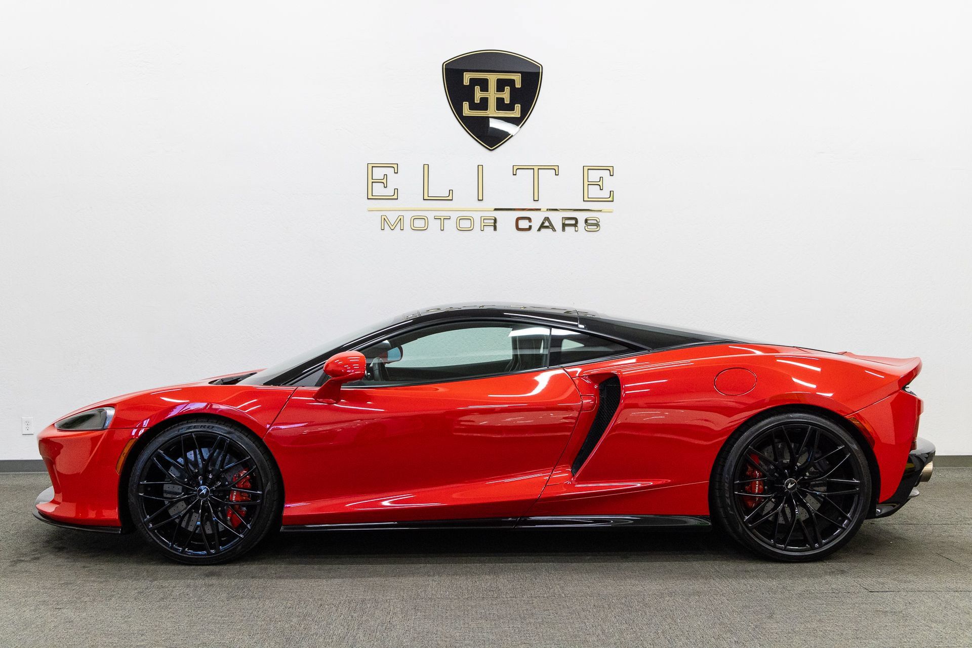 Used 2021 McLaren GT RWD image 2