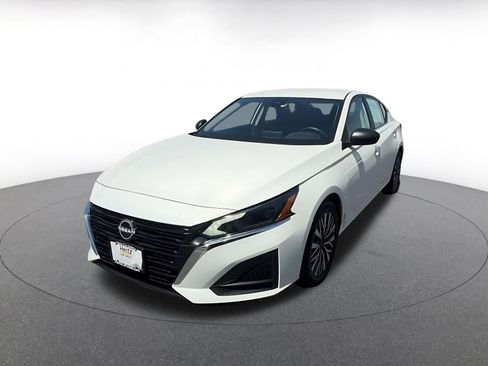 Used 2025 Nissan Altima 2.5 SV FWD image 7