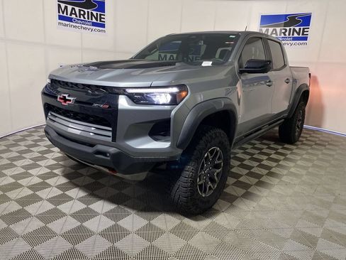 Used 2025 Chevrolet Colorado ZR2 w/ Technology Package AWD/4WD image 14