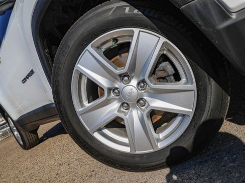 Used 2022 Jeep Compass Latitude image 2