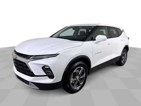 Used 2025 Chevrolet Blazer LT FWD image 1