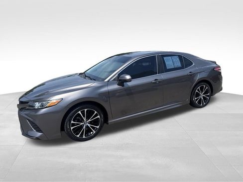 Used 2020 Toyota Camry SE FWD image 3
