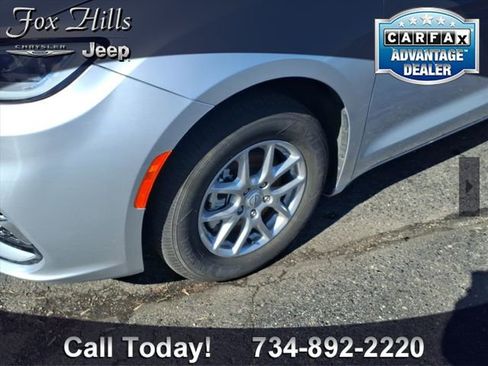 Used 2026 Chrysler Pacifica Select image 5