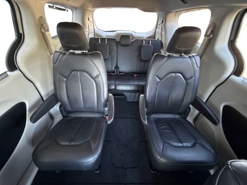 Used 2019 Chrysler Pacifica Touring-L Plus w/ Advanced Safetytec Group FWD image 16