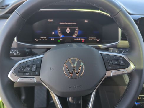 New 2026 Volkswagen Taos SE image 9