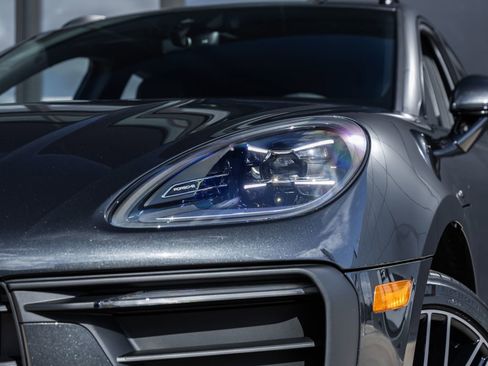 Certified 2026 Porsche Macan AWD/4WD image 18
