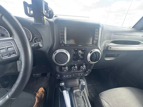 Used 2016 Jeep Wrangler Unlimited Sahara w/ Connectivity Group AWD/4WD image 12