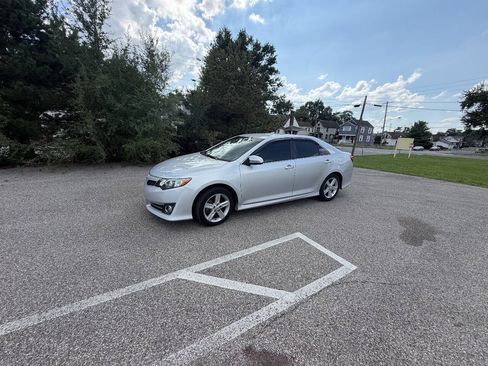Used 2014 Toyota Camry SE FWD image 1