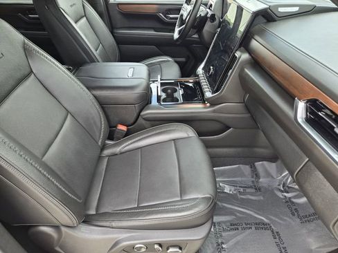 Used 2025 GMC Yukon Denali AWD/4WD image 14
