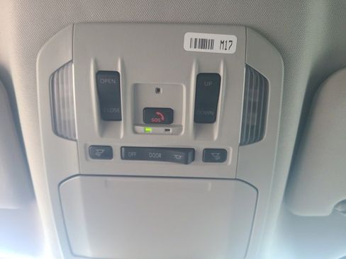 Used 2024 Toyota Highlander XLE image 32