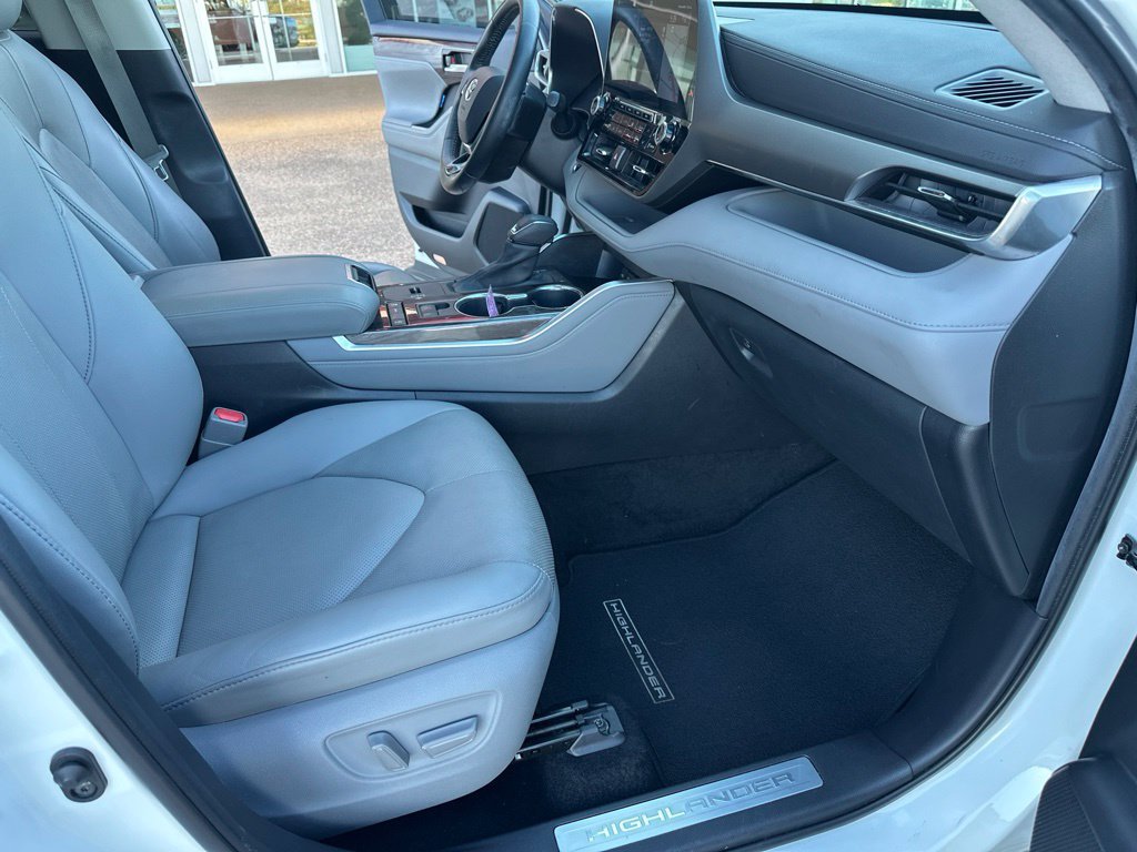 Used 2020 Toyota Highlander Limited FWD image 20