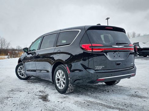 New 2026 Chrysler Pacifica Select image 5