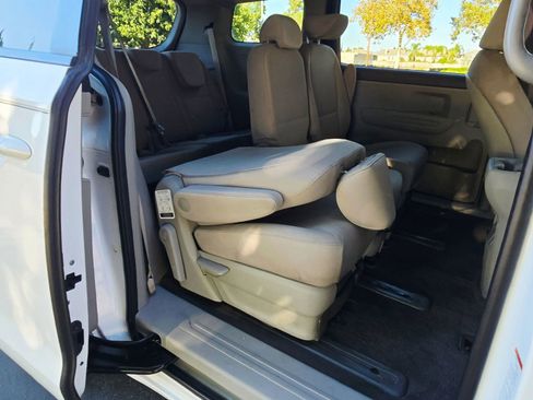 Used 2020 Kia Sedona LX image 34