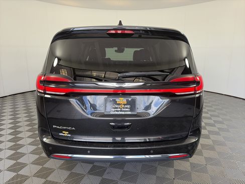 Used 2023 Chrysler Pacifica Touring-L FWD image 10