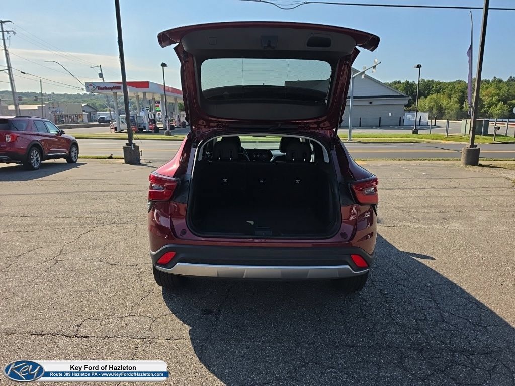 Used 2025 Chevrolet Trax LT FWD image 10