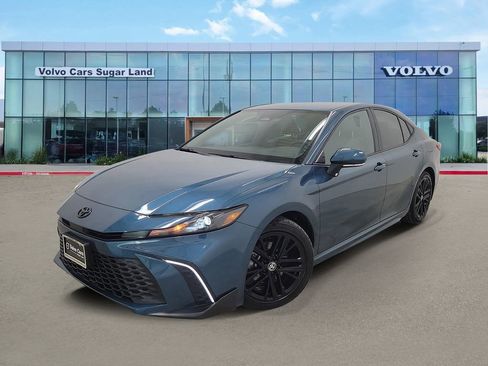 Used 2025 Toyota Camry SE w/ Convenience Package image 1