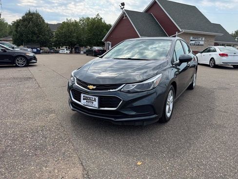 Used 2018 Chevrolet Cruze LT w/ Convenience Package FWD image 11