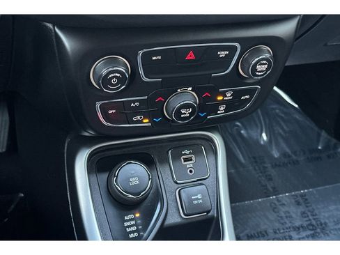 Used 2021 Jeep Compass Latitude image 23