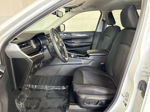 Used 2023 Jeep Grand Cherokee L Laredo image 13