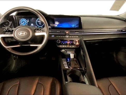 Used 2025 Hyundai Elantra Limited FWD image 15