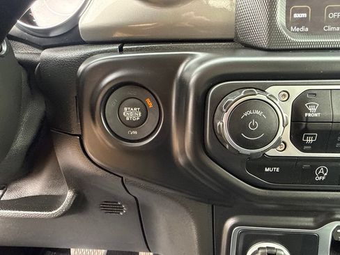 Certified 2022 Jeep Gladiator Overland w/ LED Lighting Group AWD/4WD image 16