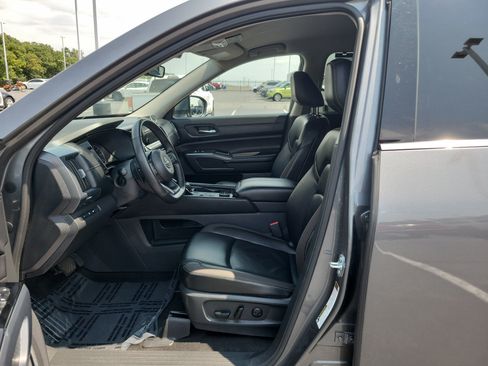 Used 2025 Nissan Pathfinder SL AWD/4WD image 17