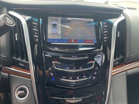 Used 2018 Cadillac Escalade Premium Luxury RWD image 26
