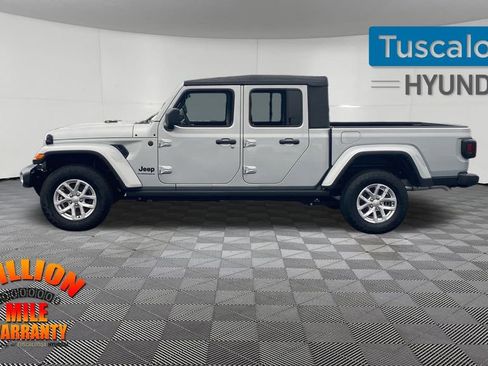 Used 2023 Jeep Gladiator Sport image 5