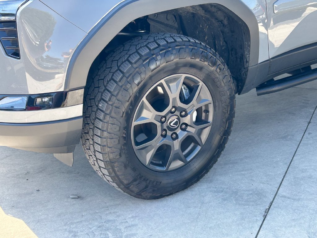 Used 2025 Lexus GX 550 w/ Accessory Package (32) AWD/4WD image 9