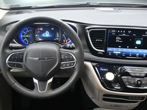 Used 2023 Chrysler Pacifica Touring-L image 10