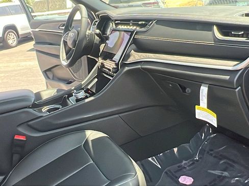 New 2025 Jeep Grand Cherokee L Limited w/ Luxury Tech Group II image 11