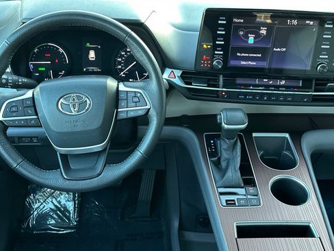 Used 2022 Toyota Sienna XLE image 17