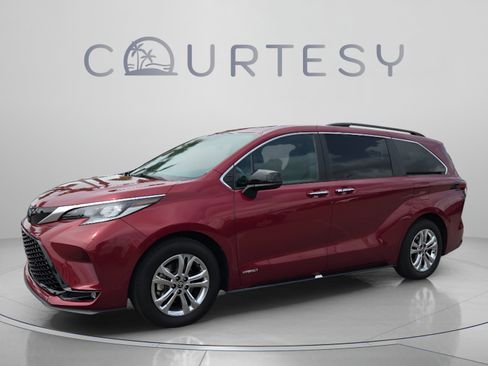Certified 2021 Toyota Sienna XSE AWD/4WD image 1
