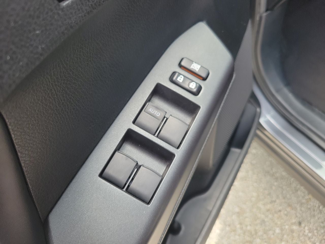 Used 2018 Toyota RAV4 XLE FWD image 14
