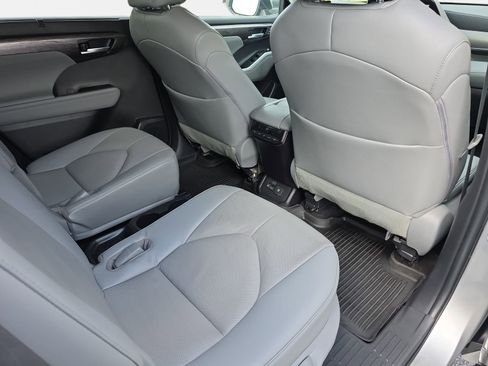 Used 2023 Toyota Highlander Limited image 11
