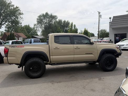 Used 2018 Toyota Tacoma TRD Off-Road w/ Technology Package AWD/4WD image 10
