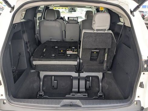 Used 2025 Toyota Sienna XLE FWD image 13