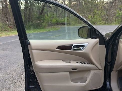 Used 2015 Nissan Pathfinder Platinum w/ Family Entertainment Package image 12