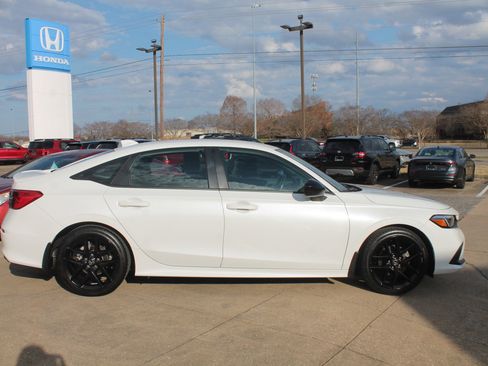 Used 2023 Honda Civic Sport image 4