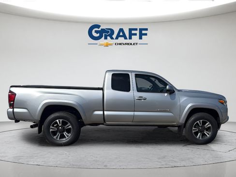 Used 2018 Toyota Tacoma TRD Sport AWD/4WD image 9