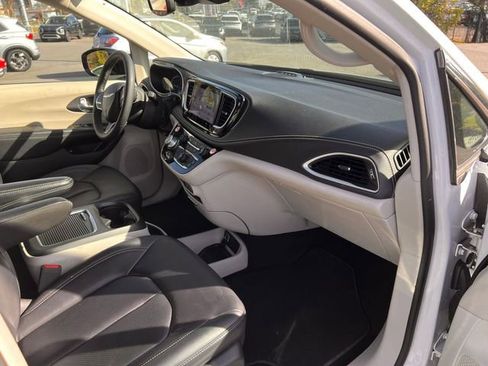Used 2024 Chrysler Pacifica Select image 32