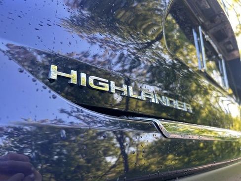 Used 2021 Toyota Highlander XLE AWD/4WD image 15
