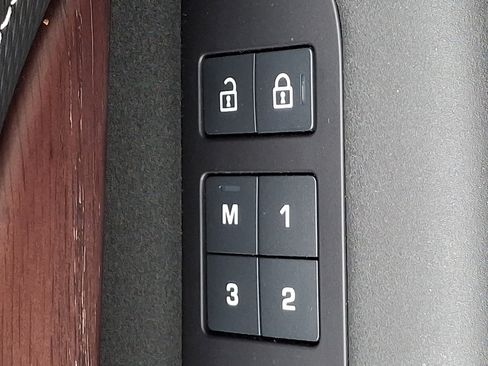 Used 2025 Land Rover Discovery Dynamic SE AWD/4WD image 28