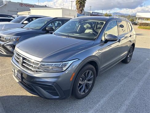 Used 2022 Volkswagen Tiguan SE image 1