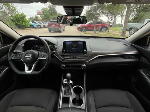 Used 2024 Nissan Altima 2.5 SV FWD image 10