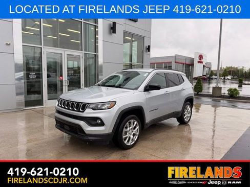 Used 2024 Jeep Compass Latitude AWD/4WD image 1