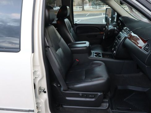 Used 2011 GMC Yukon SLT w/ SLT-2 Equipment Package image 24