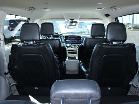Used 2021 Chrysler Pacifica Touring-L FWD image 10