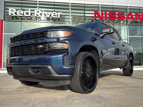 Used 2020 Chevrolet Silverado 1500 Custom w/ Custom Value Package image 2