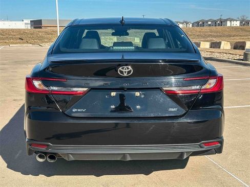 Used 2025 Toyota Camry SE image 4